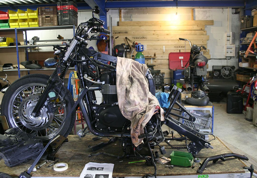 TRIUMPH BOBBER BONNEVILLE DECOUPE CADRE